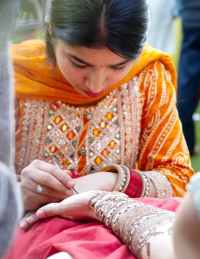 Bild von der Hochzeit von Alicia und Aarush in Manali, Indien. Hochzeitsfotografie, Portfolio von David Schröder digitales Marketing.