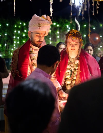 Bild von der Hochzeit von Alicia und Aarush in Manali, Indien. Hochzeitsfotografie, Portfolio von David Schröder digitales Marketing.